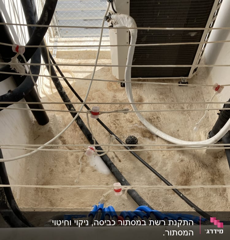 רשת למניעת כניסת יונים על קיר עם צינורות